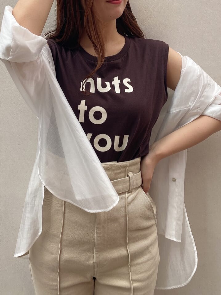 ホワイト系のシャツ/ブラウス、ベージュ系のその他パンツ、ブラウン系のサンダルを着用したレディースの夏コーディネートの4枚目の写真