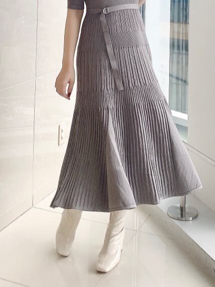 ベージュ系のワンピース、ホワイト系のブーツを着用したレディースの夏コーディネートの7枚目の写真