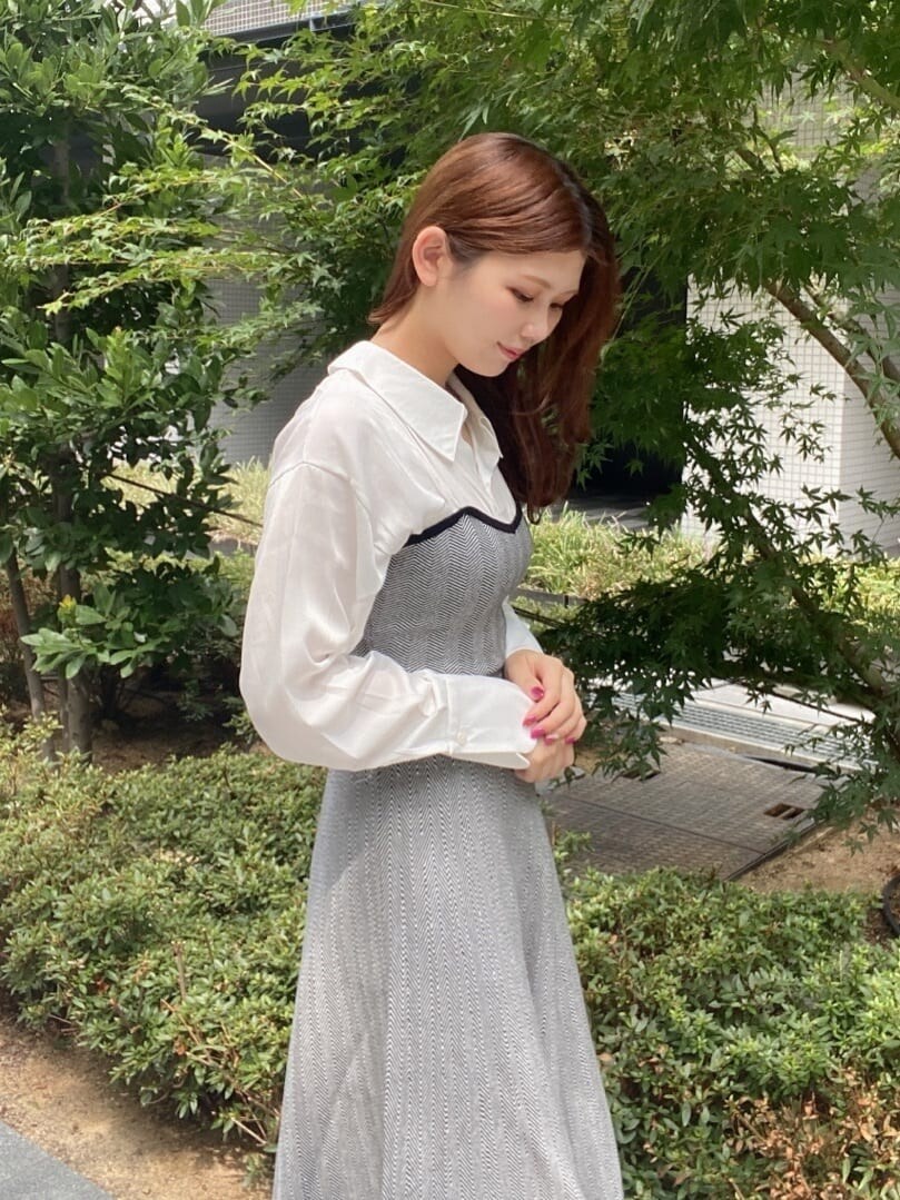 ブラック系のブーツ、その他のワンピースを着用したレディースの夏コーディネートの4枚目の写真