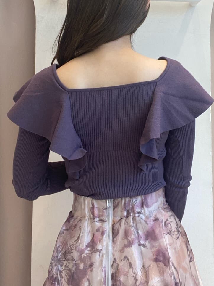 ブラウン系のブーツ、ホワイト系のライダースジャケット、パープル系のニット/セーターを着用したレディースの秋コーディネートの8枚目の写真