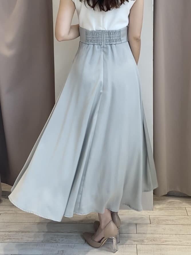 ベージュ系のパンプス、グリーン系のワンピースを着用したレディースの夏コーディネートの8枚目の写真