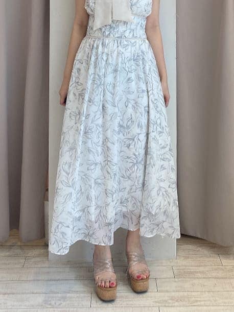 その他のサンダル、ホワイト系のワンピースを着用したレディースの夏コーディネートの9枚目の写真