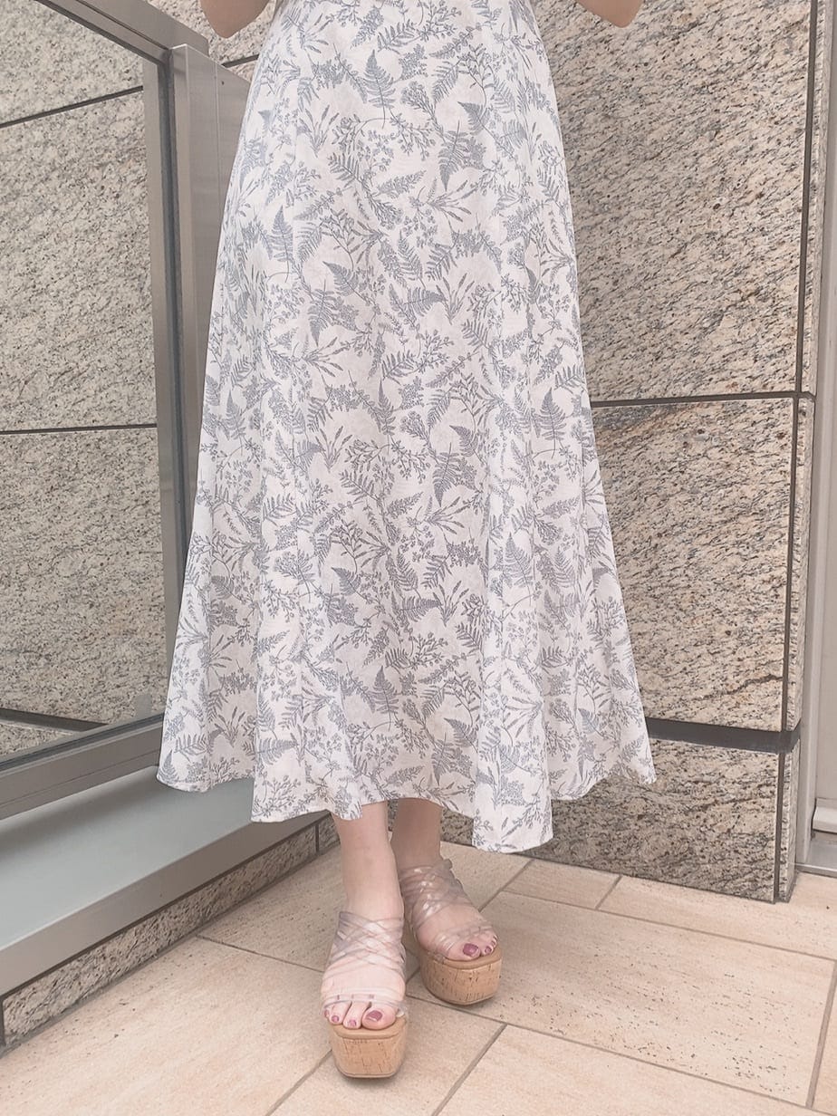 ホワイト系のワンピース、その他のサンダルを着用したレディースの春コーディネートの6枚目の写真