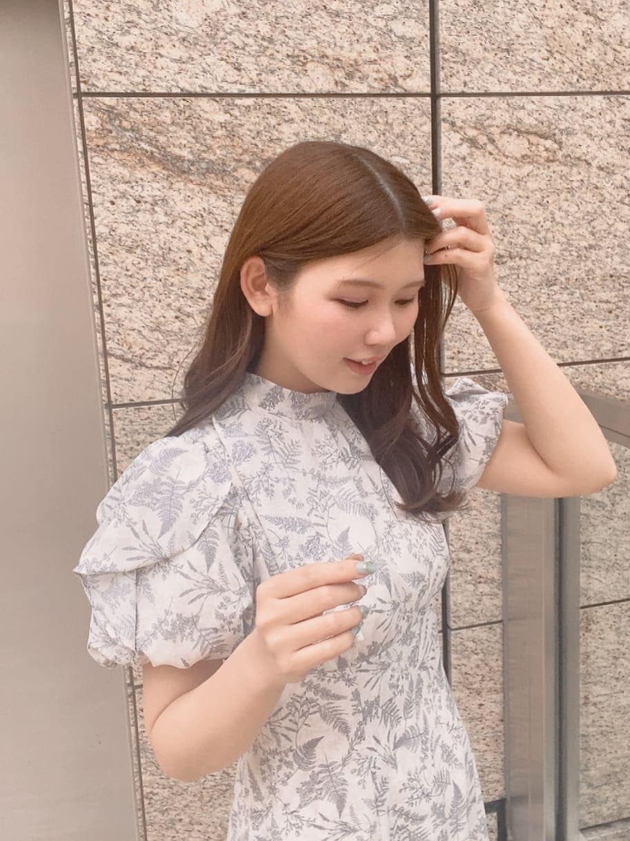 ホワイト系のワンピース、その他のサンダルを着用したレディースの春コーディネートの3枚目の写真