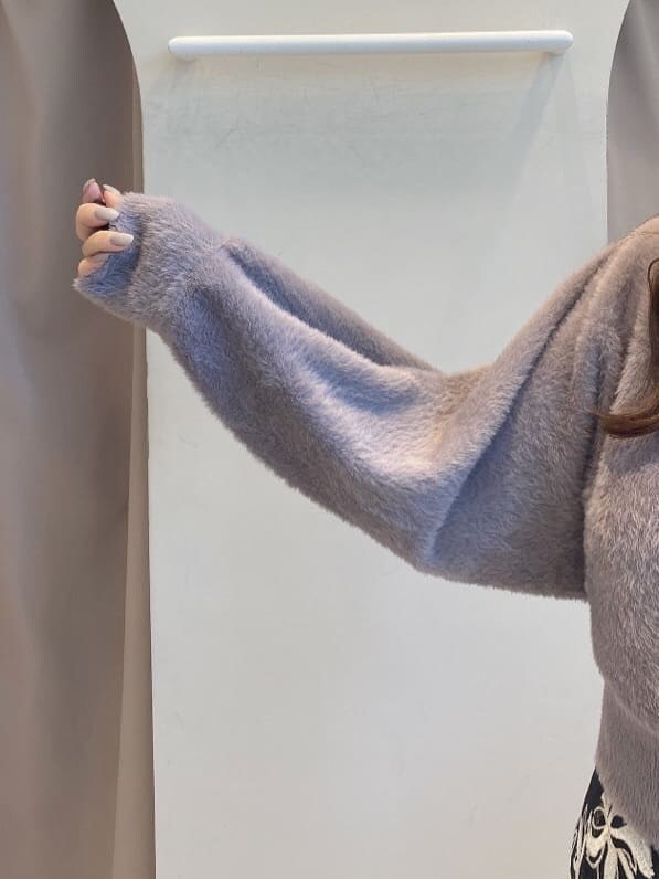 パープル系のニット/セーター、ブラック系のスカート、ブラック系のスカートを着用したレディースの秋コーディネートの6枚目の写真