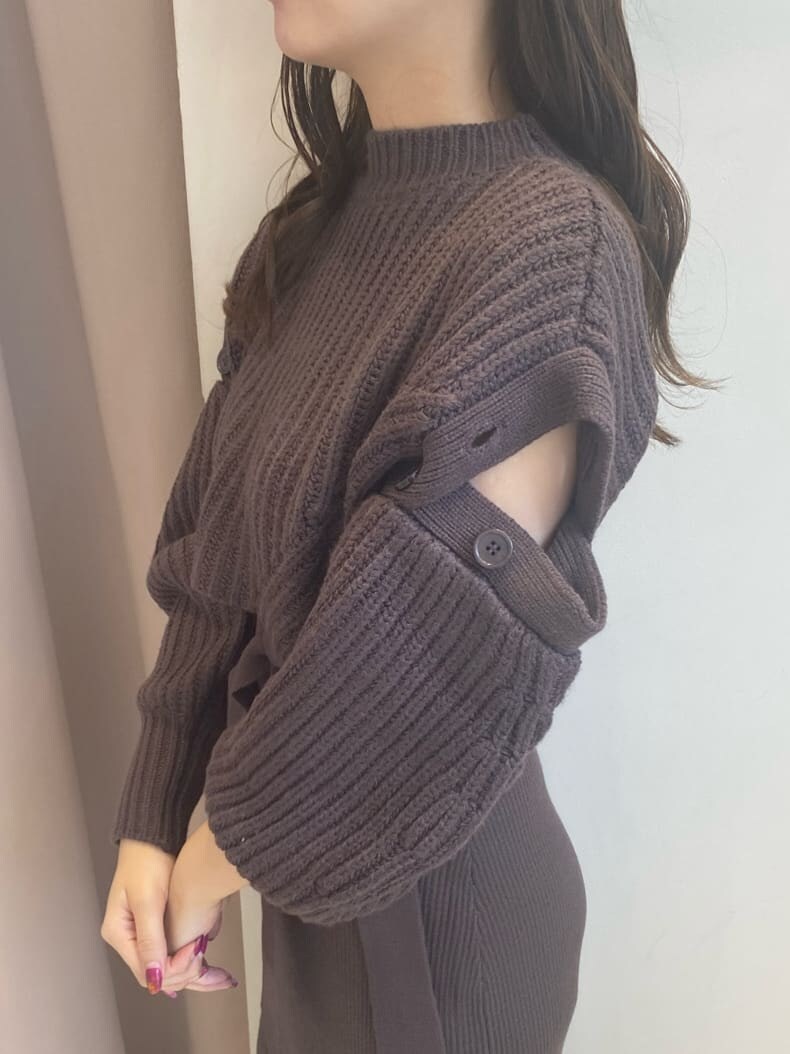 ホワイト系のシャツ/ブラウス、ベージュ系のブーツ、ホワイト系のライダースジャケットを着用したレディースの秋コーディネートの4枚目の写真