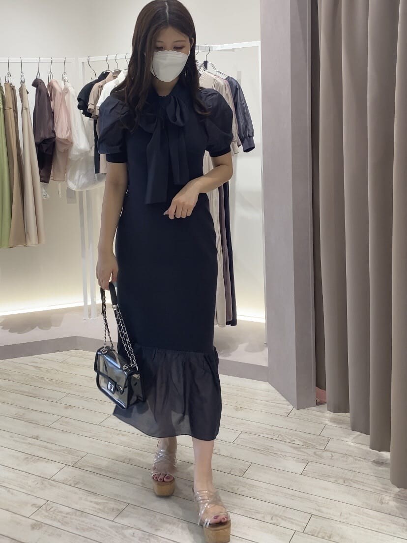 ブラック系のサンダル、ブラック系のショルダーバッグ、ブルー系のワンピースを着用したレディースの夏コーディネートの4枚目の写真