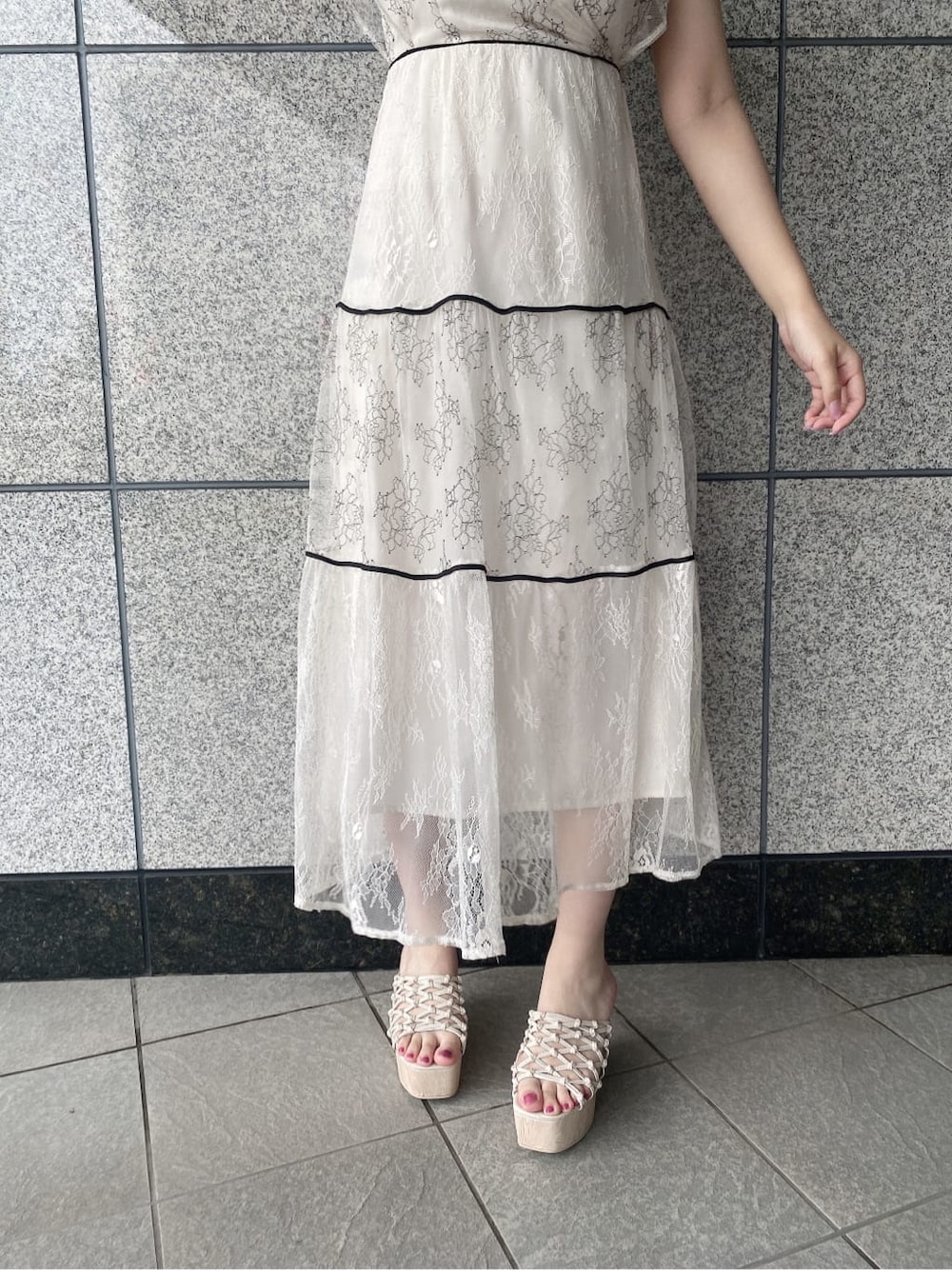 ホワイト系のワンピース、ピンク系のカチューシャを着用したレディースの夏コーディネートの4枚目の写真