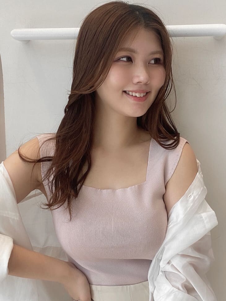 その他のサンダル、ホワイト系のシャツ/ブラウス、ホワイト系のその他パンツを着用したレディースの春コーディネートの3枚目の写真