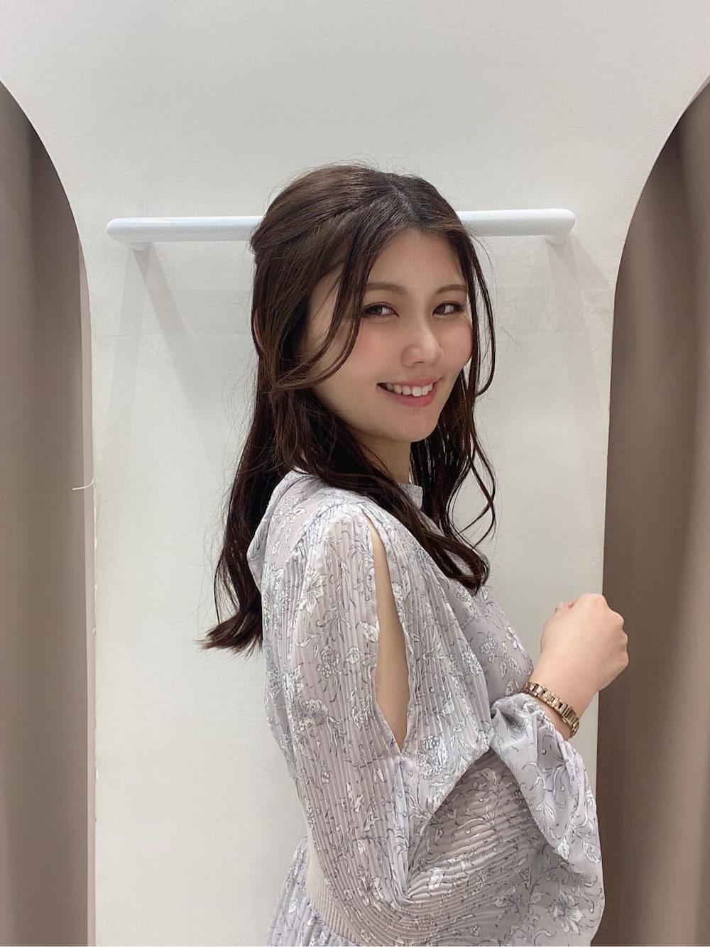 ホワイト系のその他シューズ、ピンク系のワンピース、ホワイト系のテーラードジャケットを着用したレディースの冬コーディネートの5枚目の写真