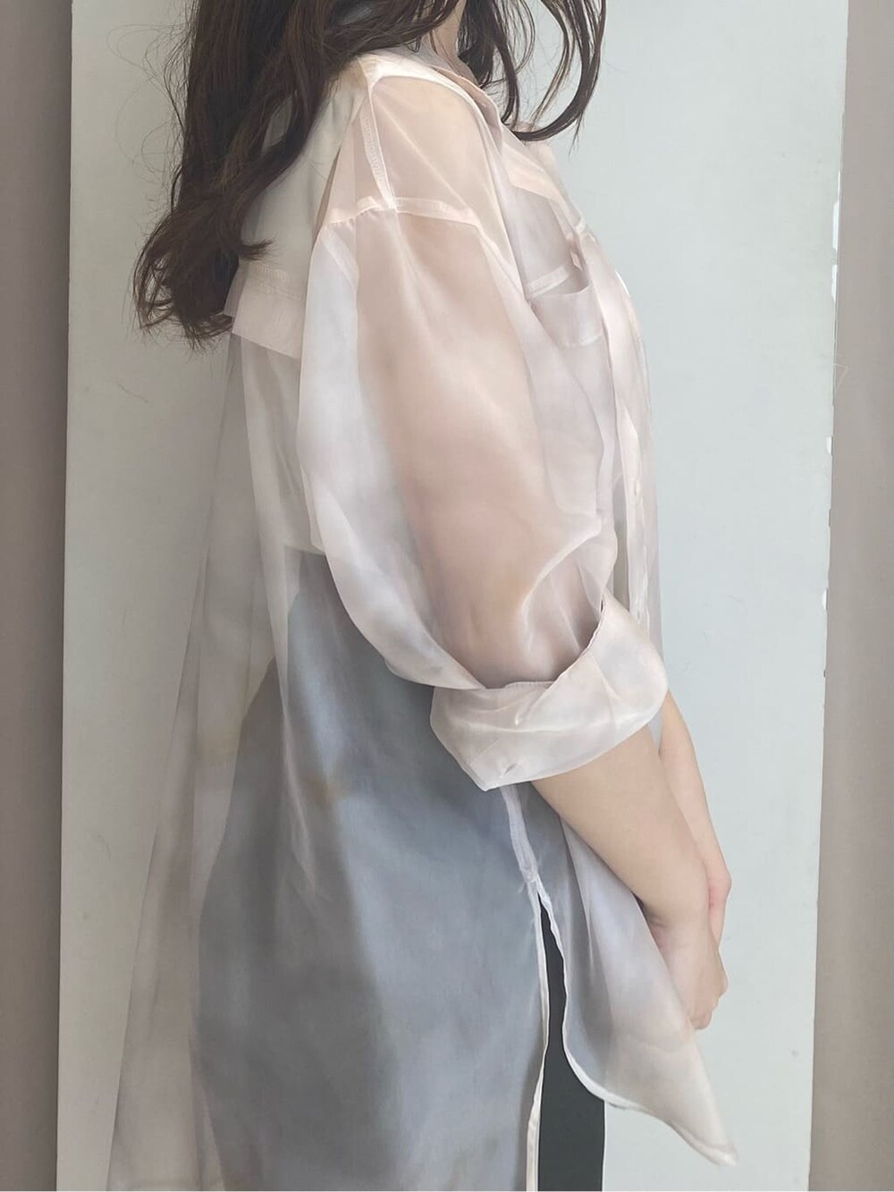 その他のサンダル、ベージュ系のシャツ/ブラウス、ベージュ系のトートバッグを着用したレディースの春コーディネートの5枚目の写真