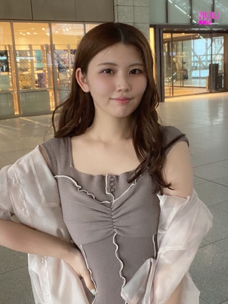 ベージュ系のワンピース、ベージュ系のシャツ/ブラウス、ホワイト系のサンダルを着用したレディースの春コーディネートの4枚目の写真