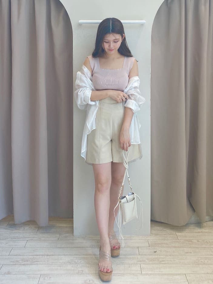 その他のサンダル、ホワイト系のシャツ/ブラウス、ホワイト系のその他パンツを着用したレディースの春コーディネートの2枚目の写真