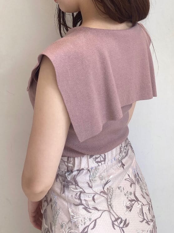 ベージュ系のサンダル、ブラウン系のニット/セーター、ピンク系のスカートを着用したレディースの春コーディネートの5枚目の写真