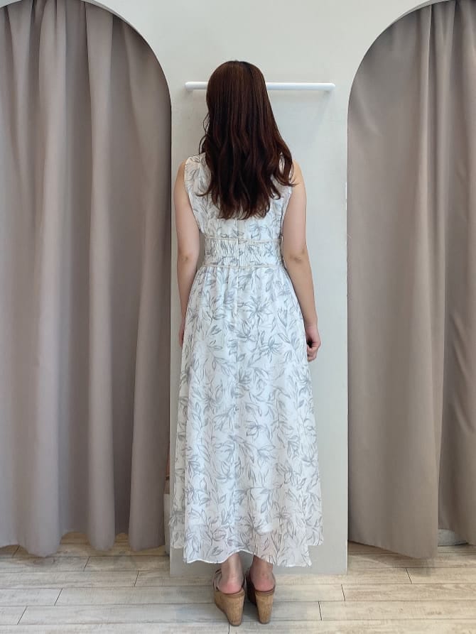 その他のサンダル、ホワイト系のワンピースを着用したレディースの夏コーディネートの5枚目の写真