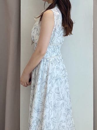 その他のサンダル、ホワイト系のワンピースを着用したレディースの夏コーディネートの6枚目の写真