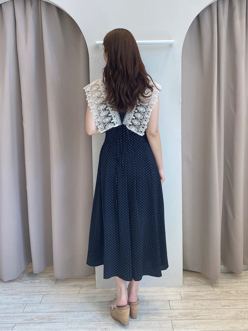 その他のサンダル、ブラック系のワンピースを着用したレディースの春コーディネートの3枚目の写真