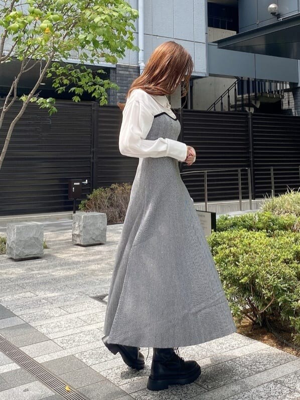 ブラック系のブーツ、その他のワンピースを着用したレディースの夏コーディネートの3枚目の写真