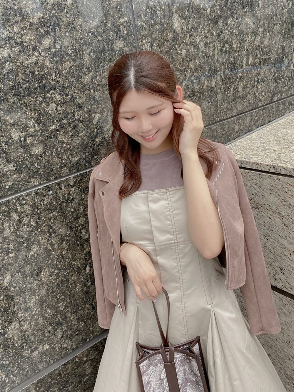 ブラウン系のニット/セーター、ブラウン系のその他シューズ、ブラウン系のテーラードジャケットを着用したレディースの秋コーディネートの4枚目の写真