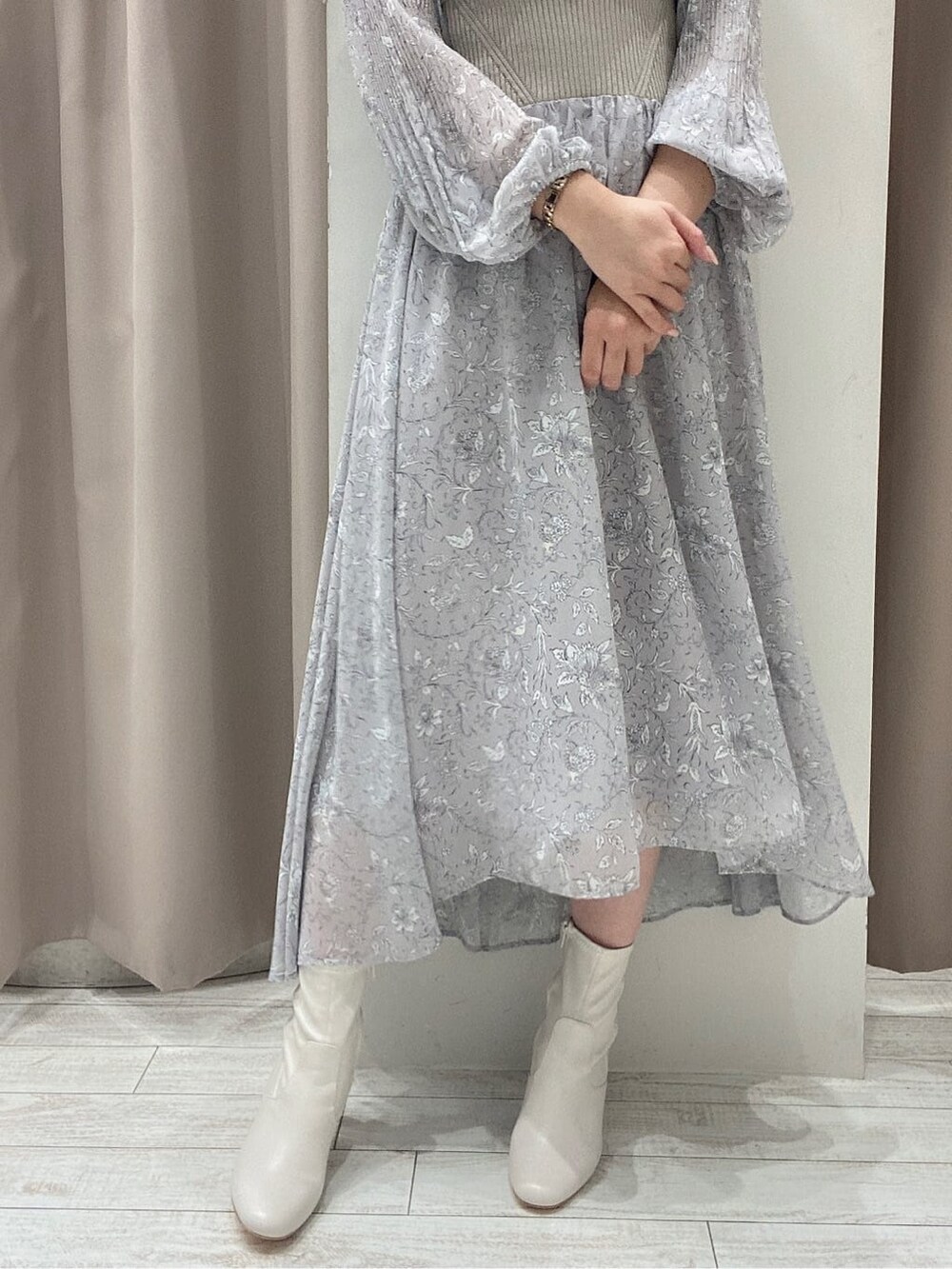 ホワイト系のその他シューズ、ピンク系のワンピース、ホワイト系のテーラードジャケットを着用したレディースの冬コーディネートの7枚目の写真