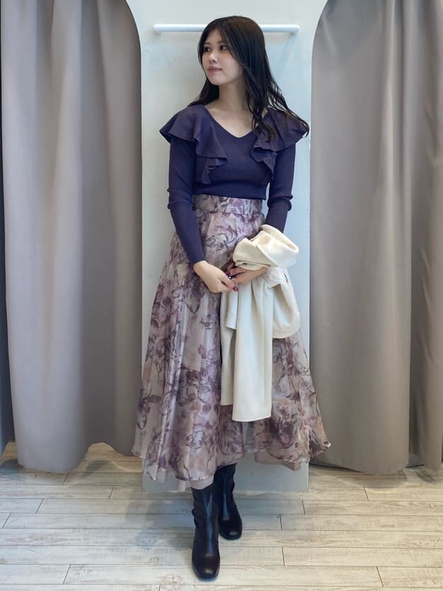 ブラウン系のブーツ、ホワイト系のライダースジャケット、パープル系のニット/セーターを着用したレディースの秋コーディネートの4枚目の写真