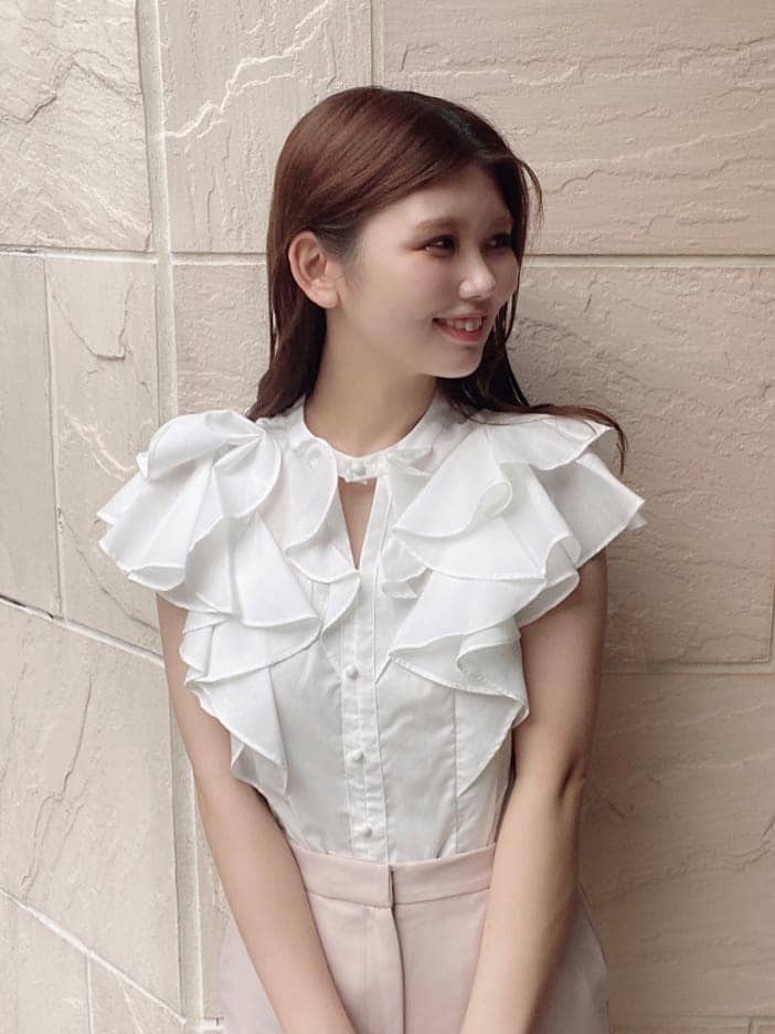 ブラウン系のサンダル、ホワイト系のシャツ/ブラウス、ベージュ系のハンドバッグを着用したレディースの夏コーディネートの5枚目の写真