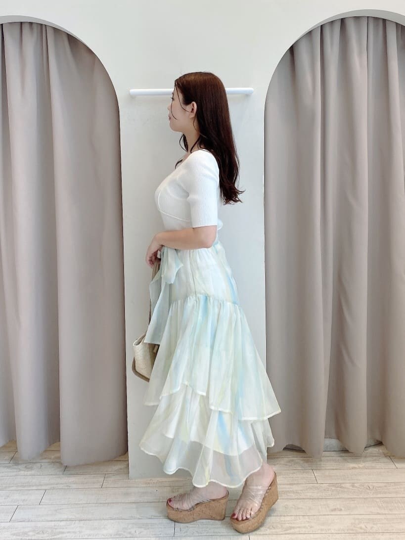 グリーン系のスカート、その他のサンダル、ベージュ系のトートバッグを着用したレディースの春コーディネートの3枚目の写真