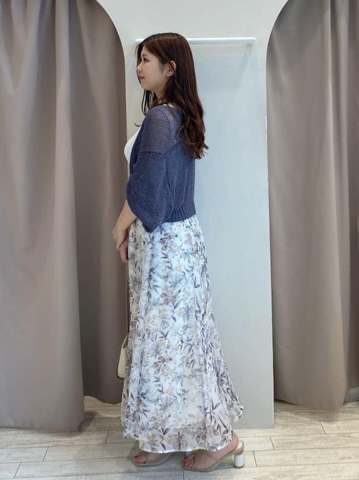 ブルー系のカーディガン/ボレロ、ベージュ系のサンダル、ホワイト系のワンピースを着用したレディースの夏コーディネートの2枚目の写真