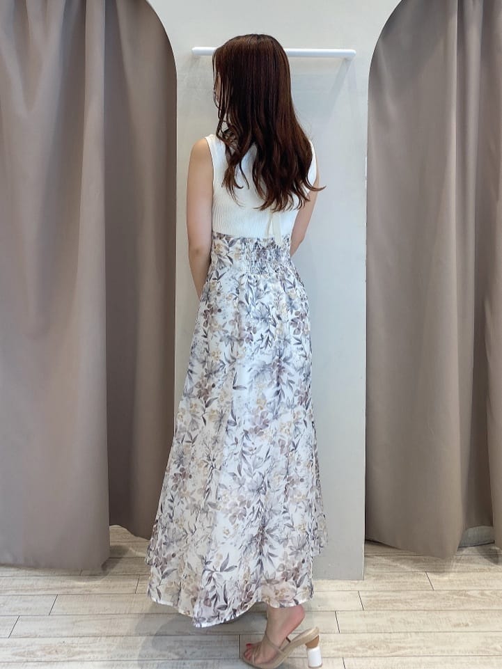 ブルー系のカーディガン/ボレロ、ベージュ系のサンダル、ホワイト系のワンピースを着用したレディースの夏コーディネートの5枚目の写真