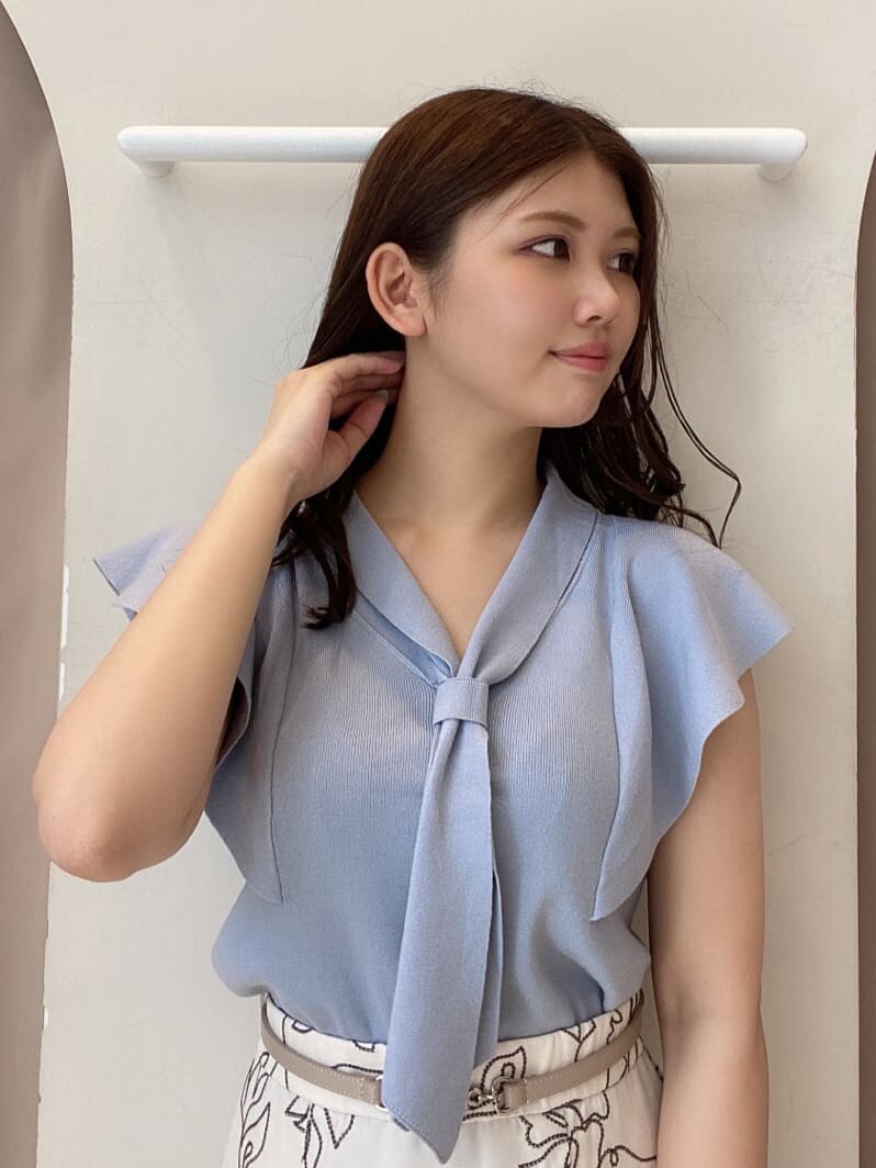 ブルー系のニット/セーター、ホワイト系のスカート、ブラウン系のサンダルを着用したレディースの夏コーディネートの5枚目の写真