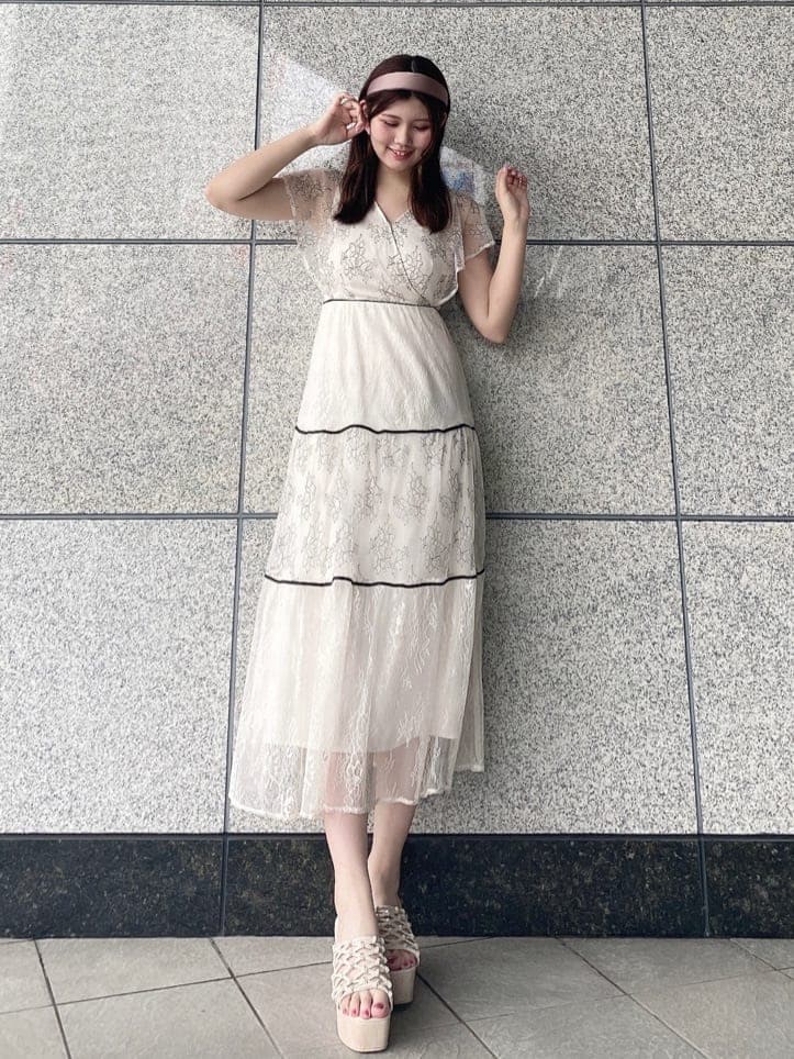 ホワイト系のワンピース、ピンク系のカチューシャを着用したレディースの夏コーディネートの2枚目の写真