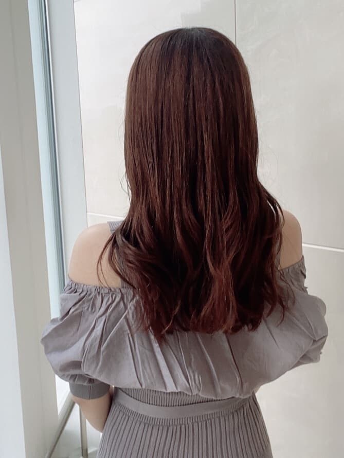 ベージュ系のワンピース、ホワイト系のブーツを着用したレディースの夏コーディネートの6枚目の写真