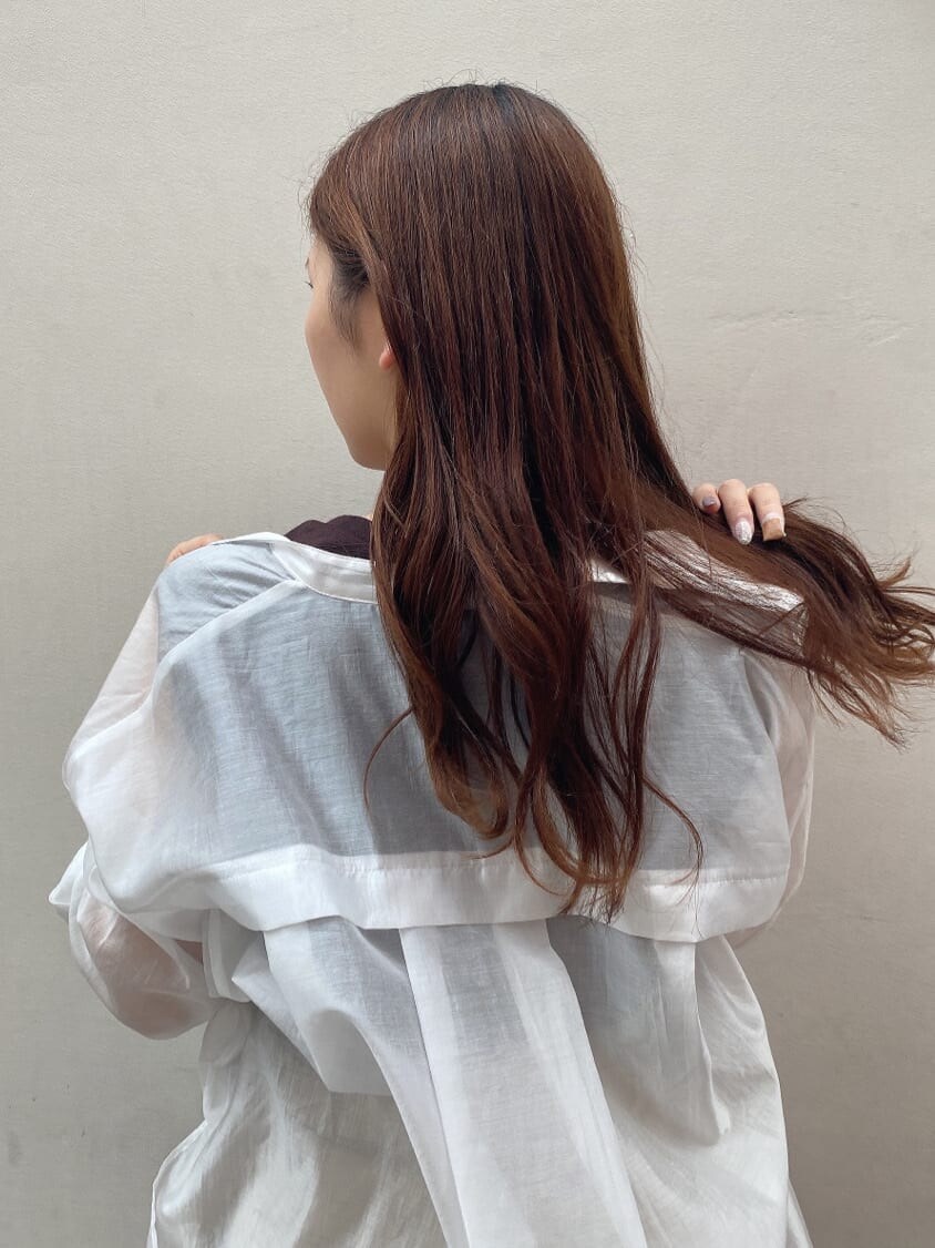 ホワイト系のシャツ/ブラウス、ベージュ系のその他パンツ、ブラウン系のサンダルを着用したレディースの夏コーディネートの5枚目の写真