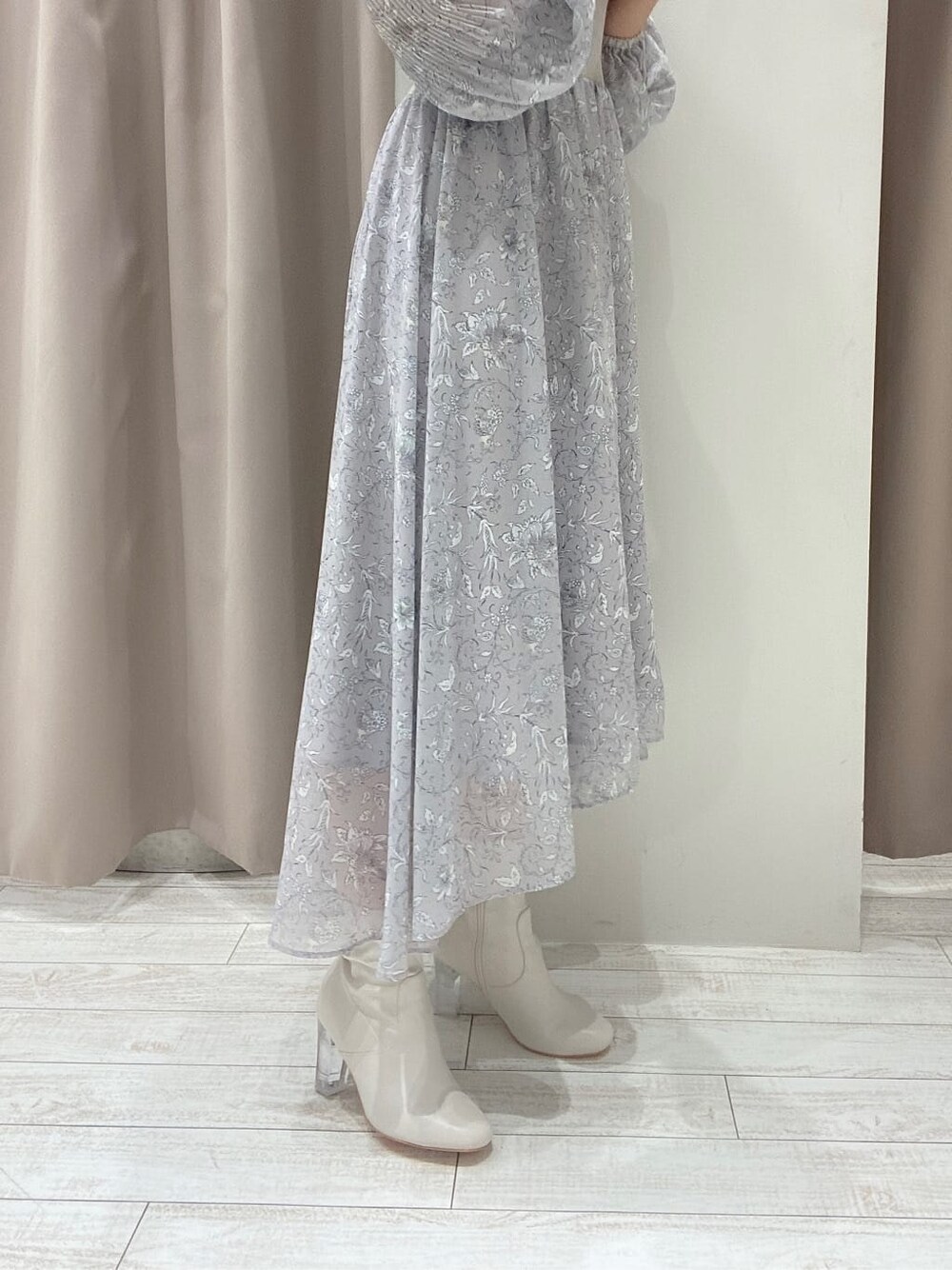 ホワイト系のその他シューズ、ピンク系のワンピース、ホワイト系のテーラードジャケットを着用したレディースの冬コーディネートの8枚目の写真