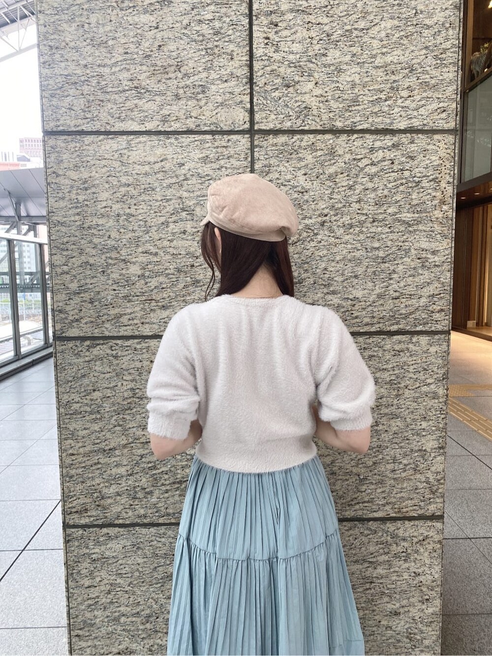 ホワイト系のカーディガン/ボレロ、ブラウン系のその他シューズ、ベージュ系のハンドバッグを着用したレディースの夏コーディネートの5枚目の写真