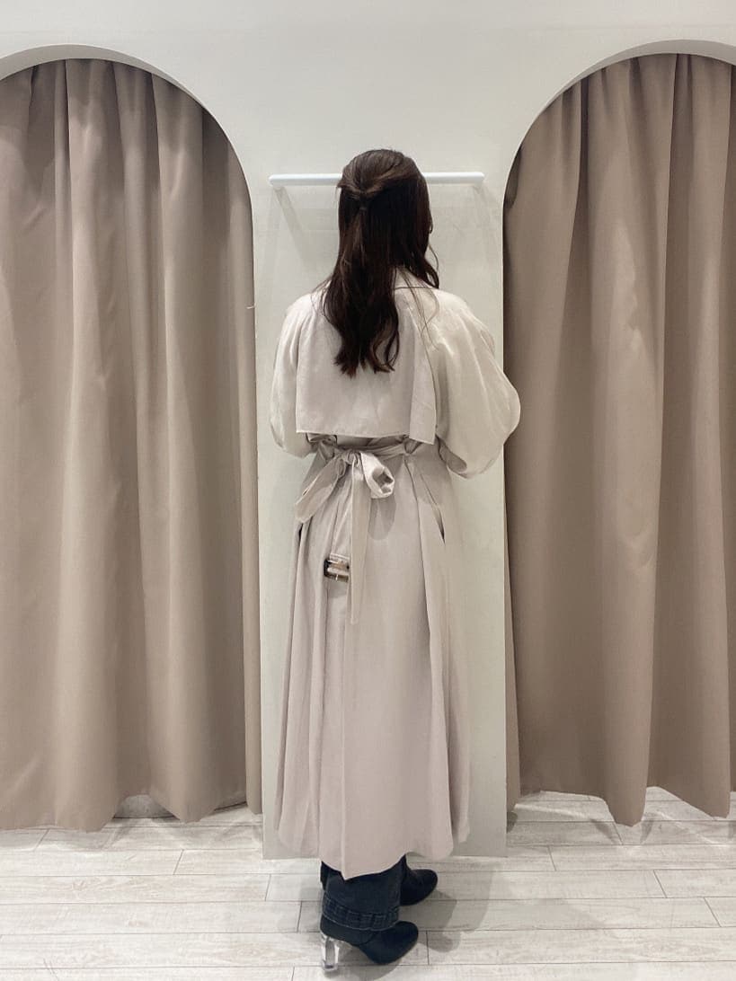 ベージュ系のその他アウター、ブラック系のその他パンツ、ホワイト系のニット/セーターを着用したレディースの冬コーディネートの4枚目の写真