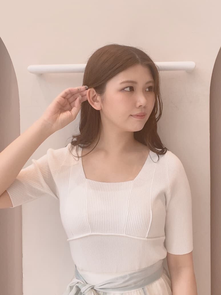 グリーン系のスカート、その他のサンダル、ベージュ系のトートバッグを着用したレディースの春コーディネートの4枚目の写真