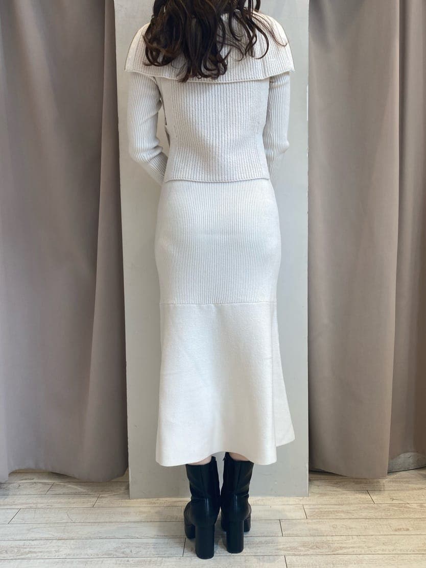 ホワイト系のワンピース、ブラック系のブーツを着用したレディースの秋コーディネートの10枚目の写真