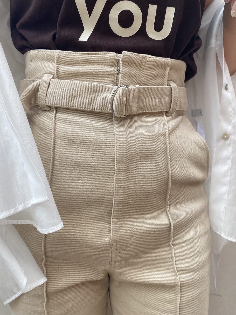 ホワイト系のシャツ/ブラウス、ベージュ系のその他パンツ、ブラウン系のサンダルを着用したレディースの夏コーディネートの7枚目の写真