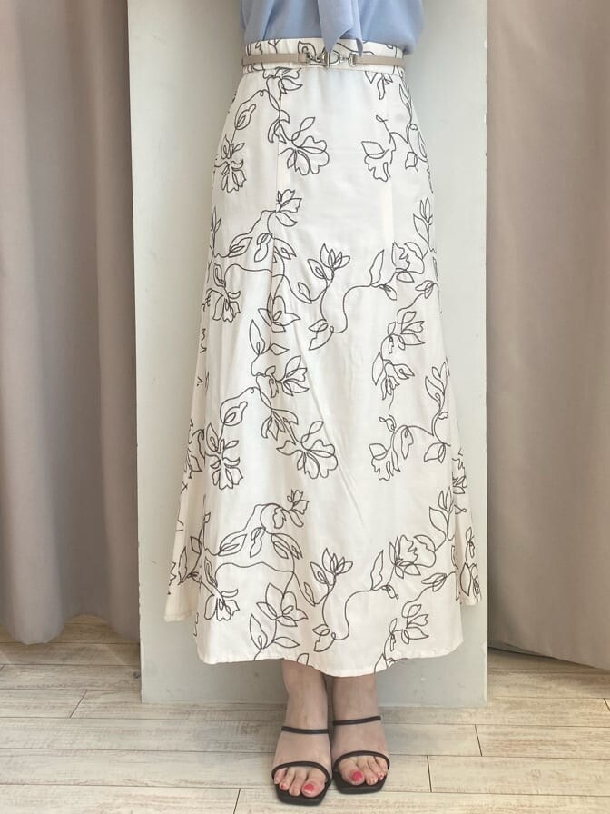 ブルー系のニット/セーター、ホワイト系のスカート、ブラウン系のサンダルを着用したレディースの夏コーディネートの8枚目の写真