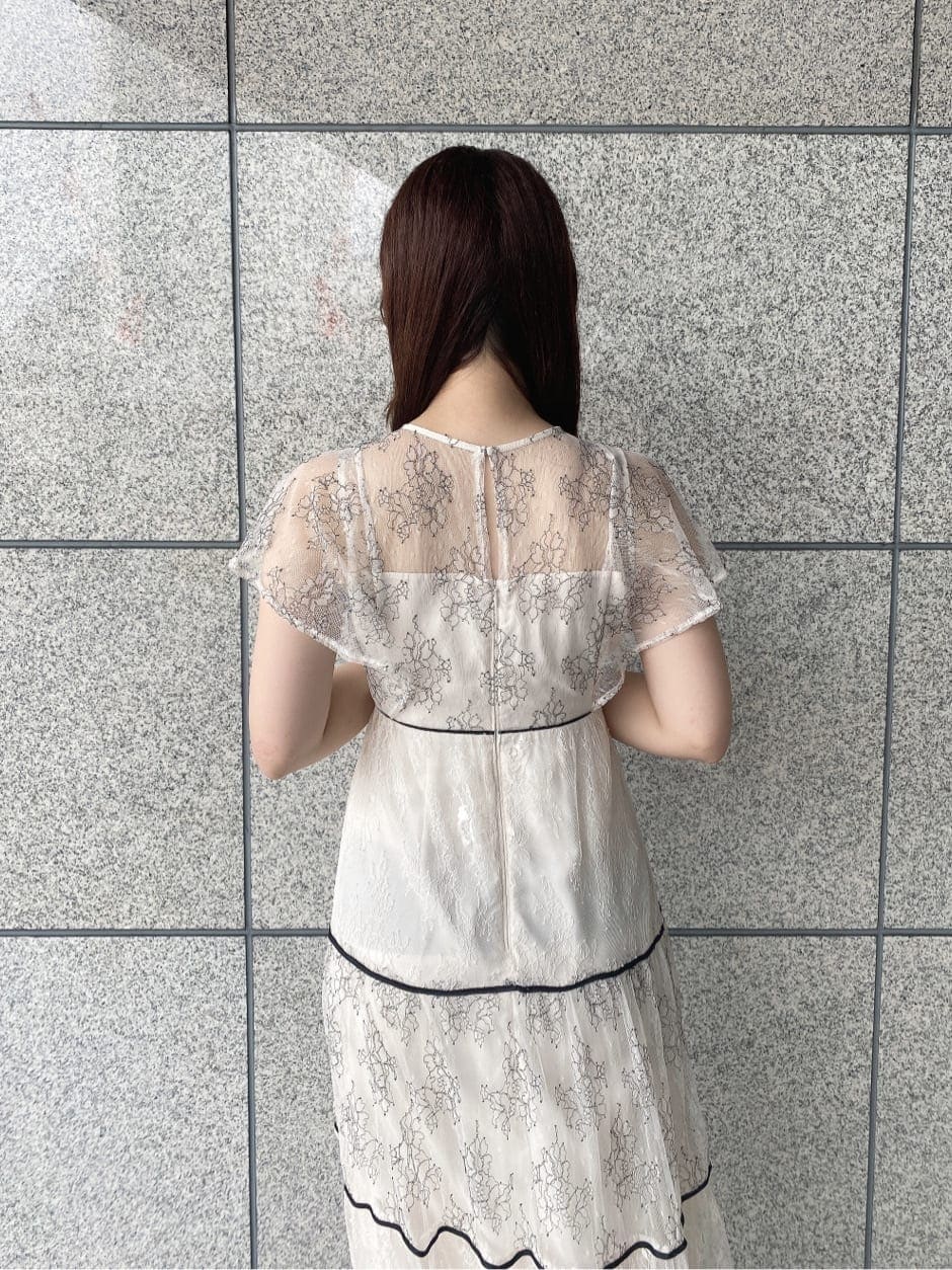 ホワイト系のワンピース、ピンク系のカチューシャを着用したレディースの夏コーディネートの5枚目の写真