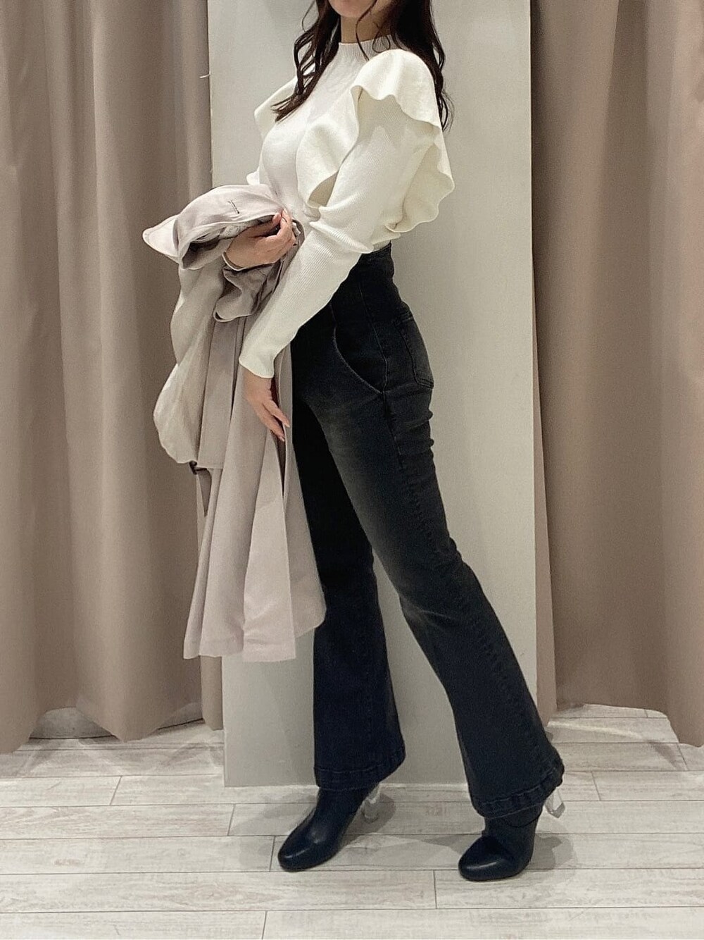 ベージュ系のその他アウター、ブラック系のその他パンツ、ホワイト系のニット/セーターを着用したレディースの冬コーディネートの5枚目の写真