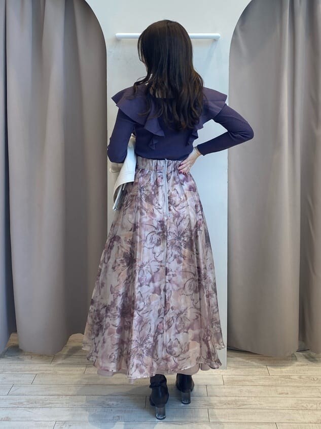 ブラウン系のブーツ、ホワイト系のライダースジャケット、パープル系のニット/セーターを着用したレディースの秋コーディネートの5枚目の写真