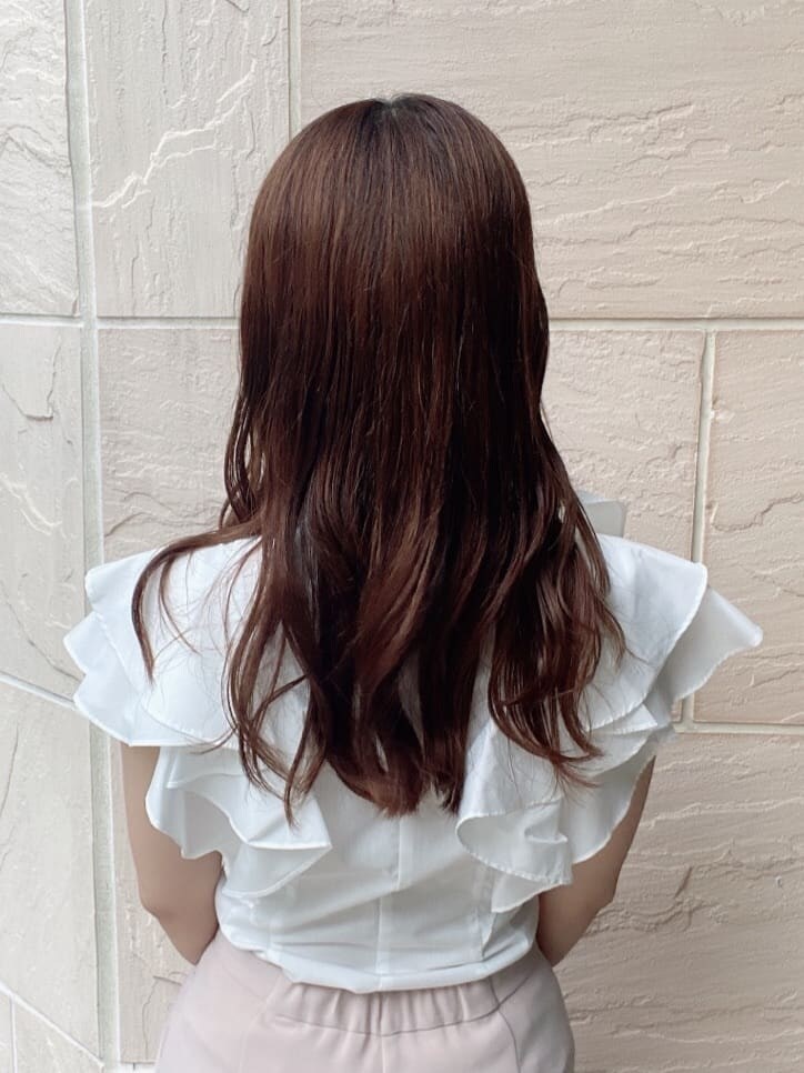 ブラウン系のサンダル、ホワイト系のシャツ/ブラウス、ベージュ系のハンドバッグを着用したレディースの夏コーディネートの6枚目の写真