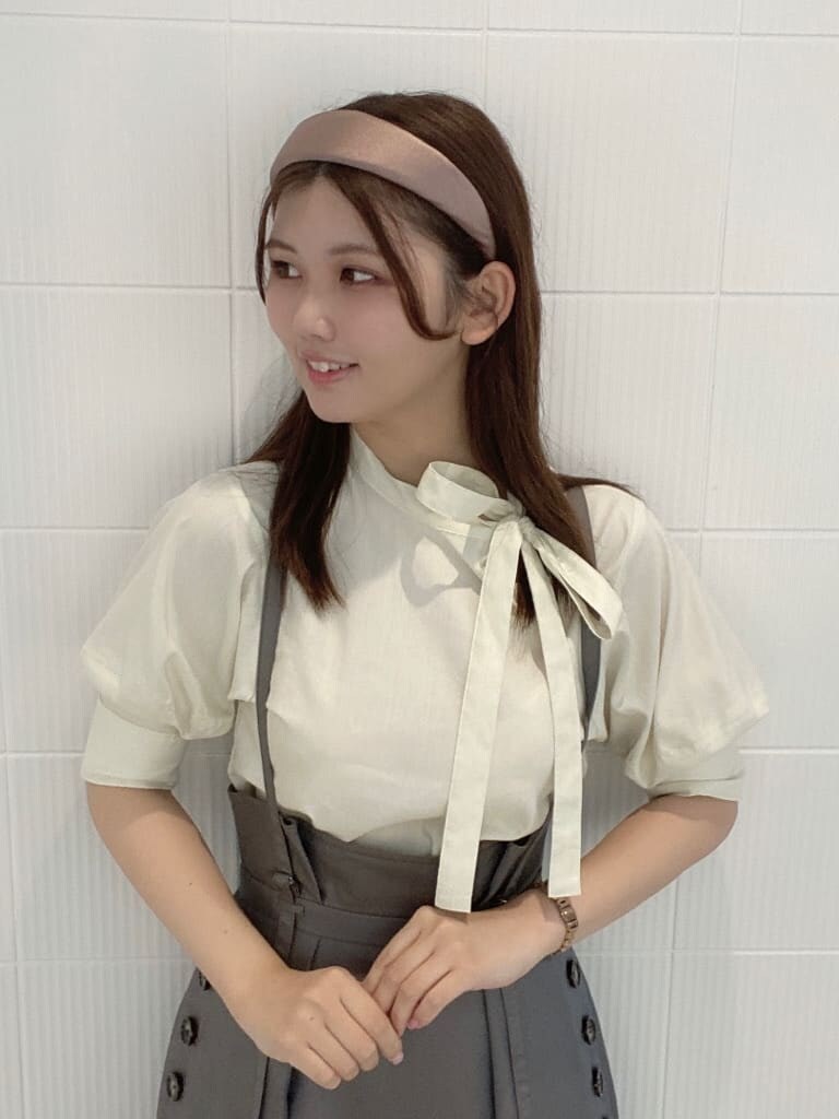 ホワイト系のシャツ/ブラウス、ベージュ系のスカート、ブラウン系のその他シューズを着用したレディースの夏コーディネートの6枚目の写真