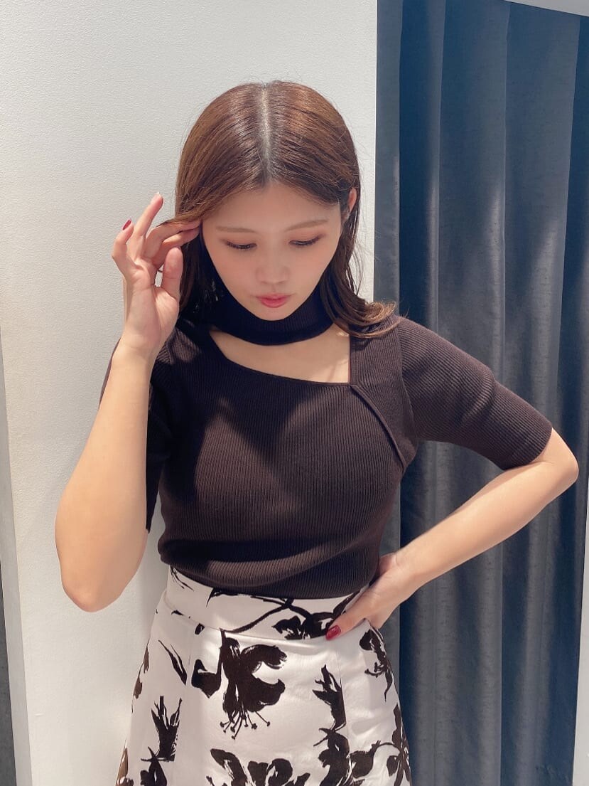 ブラウン系のサンダル、ブラウン系のニット/セーター、ホワイト系のスカートを着用したレディースの夏コーディネートの5枚目の写真