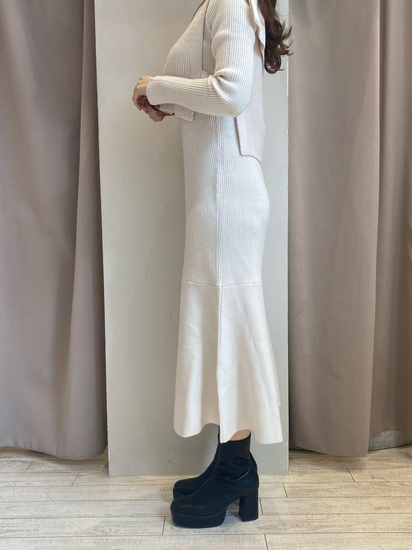 ホワイト系のワンピース、ブラック系のブーツを着用したレディースの秋コーディネートの9枚目の写真