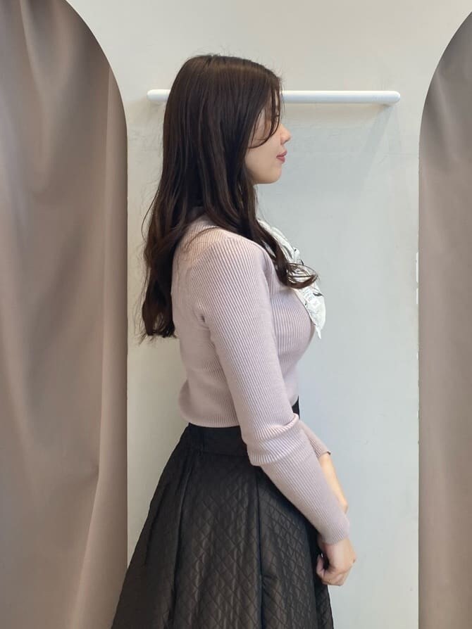 ブラウン系のスカート、ブラウン系のスカート、ブラック系のブーツを着用したレディースの秋コーディネートの5枚目の写真