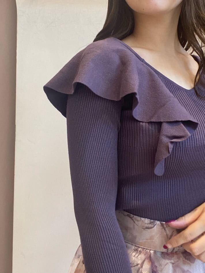 ブラウン系のブーツ、ホワイト系のライダースジャケット、パープル系のニット/セーターを着用したレディースの秋コーディネートの6枚目の写真