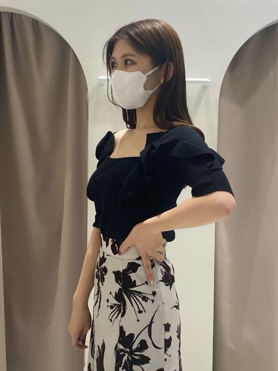 ホワイト系のスカート、ホワイト系のブーツ、ブラック系のニット/セーターを着用したレディースの夏コーディネートの7枚目の写真